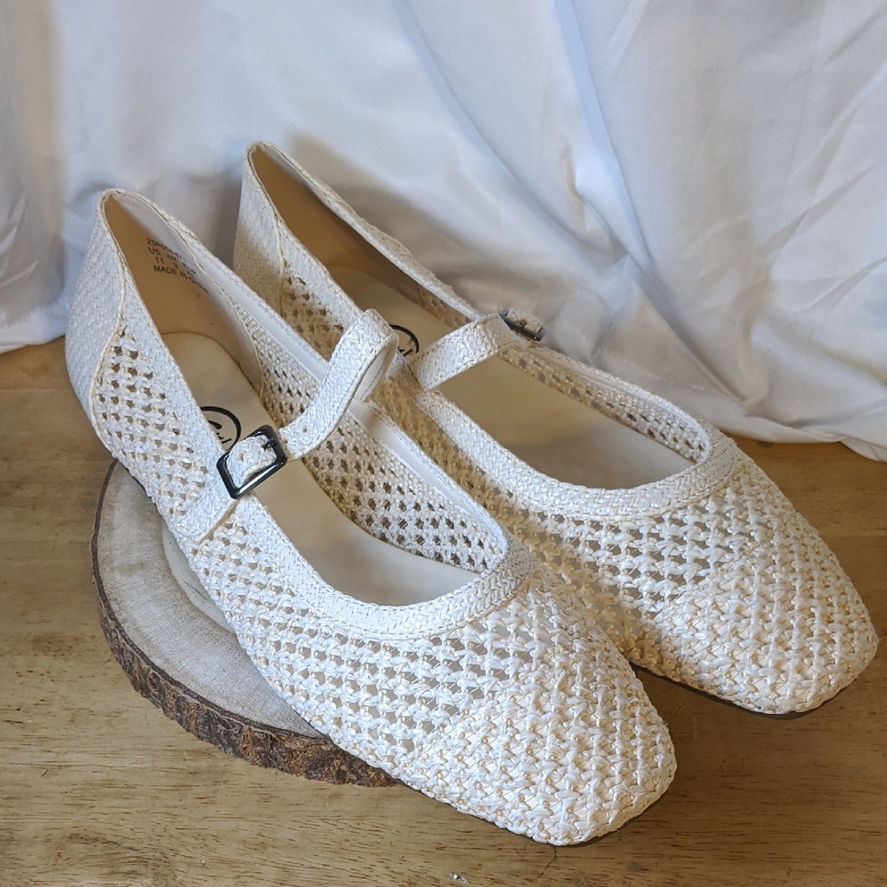 Trary Cream Women's Mary Jane Flats with Buckle Size 11
